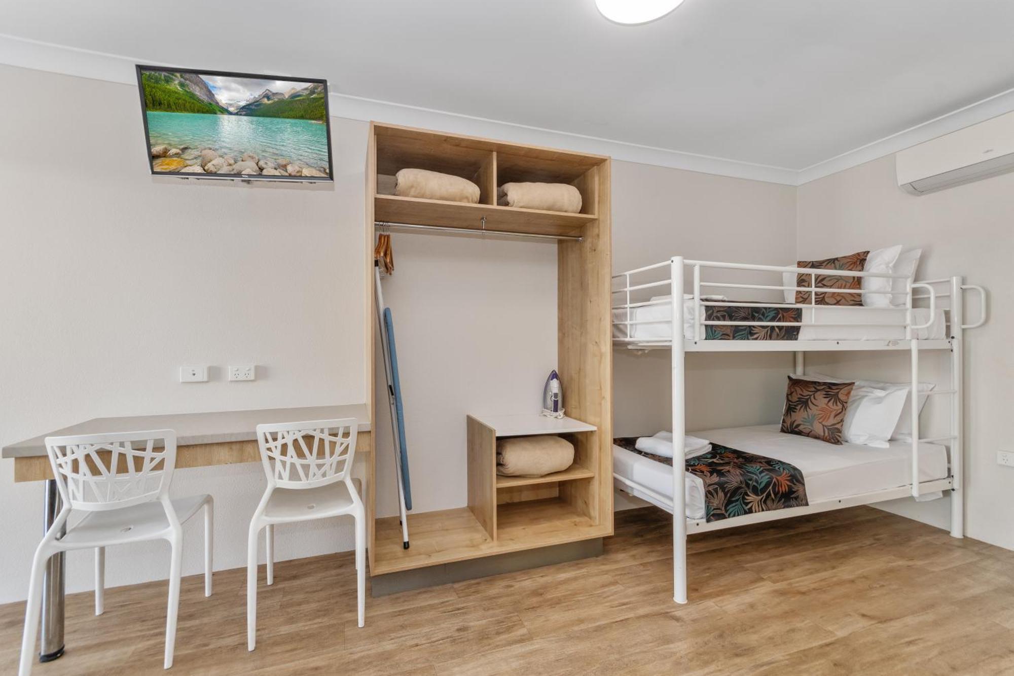 Castle Crest Motel Таунсвилл Экстерьер фото