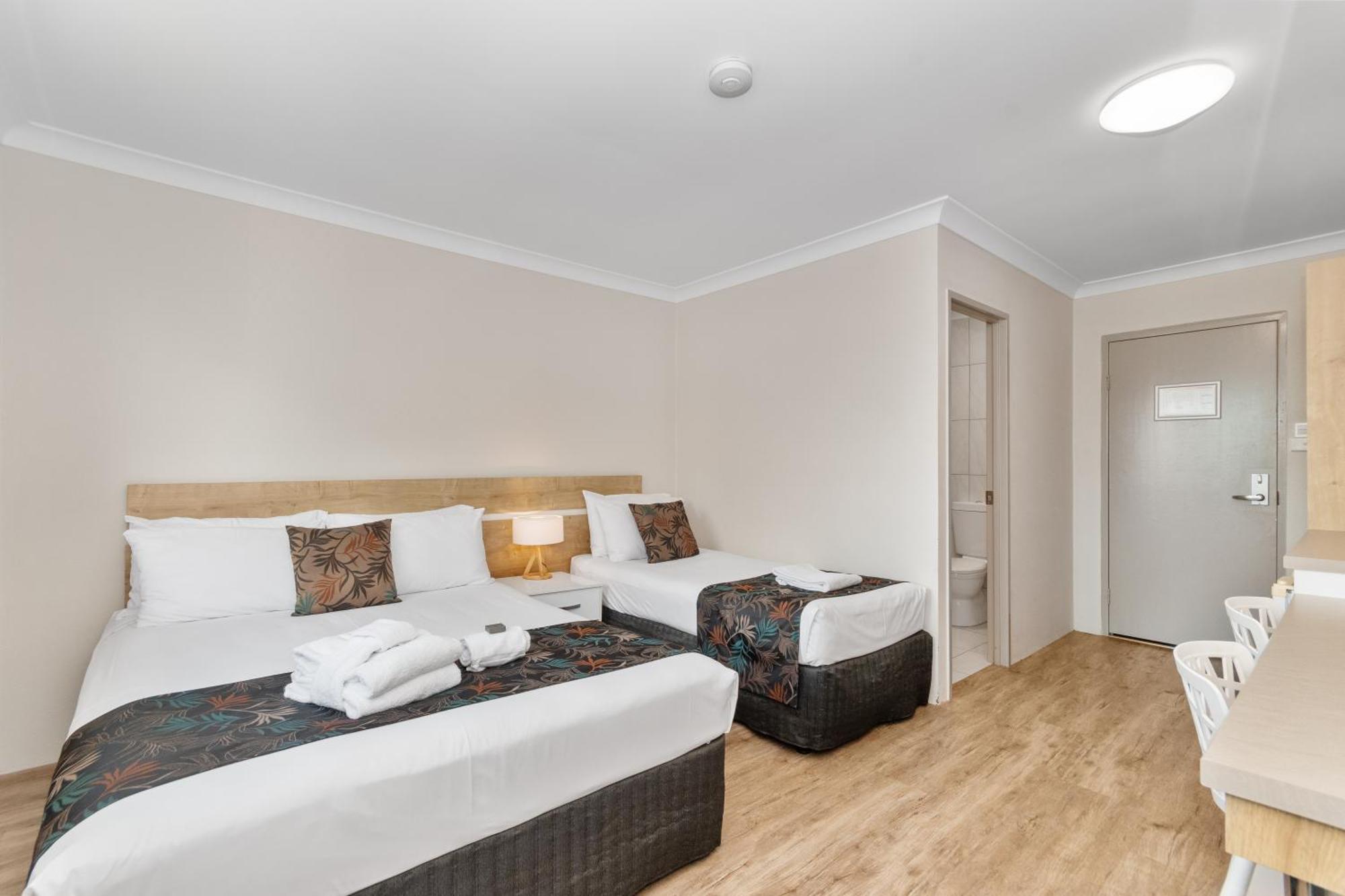 Castle Crest Motel Таунсвилл Экстерьер фото