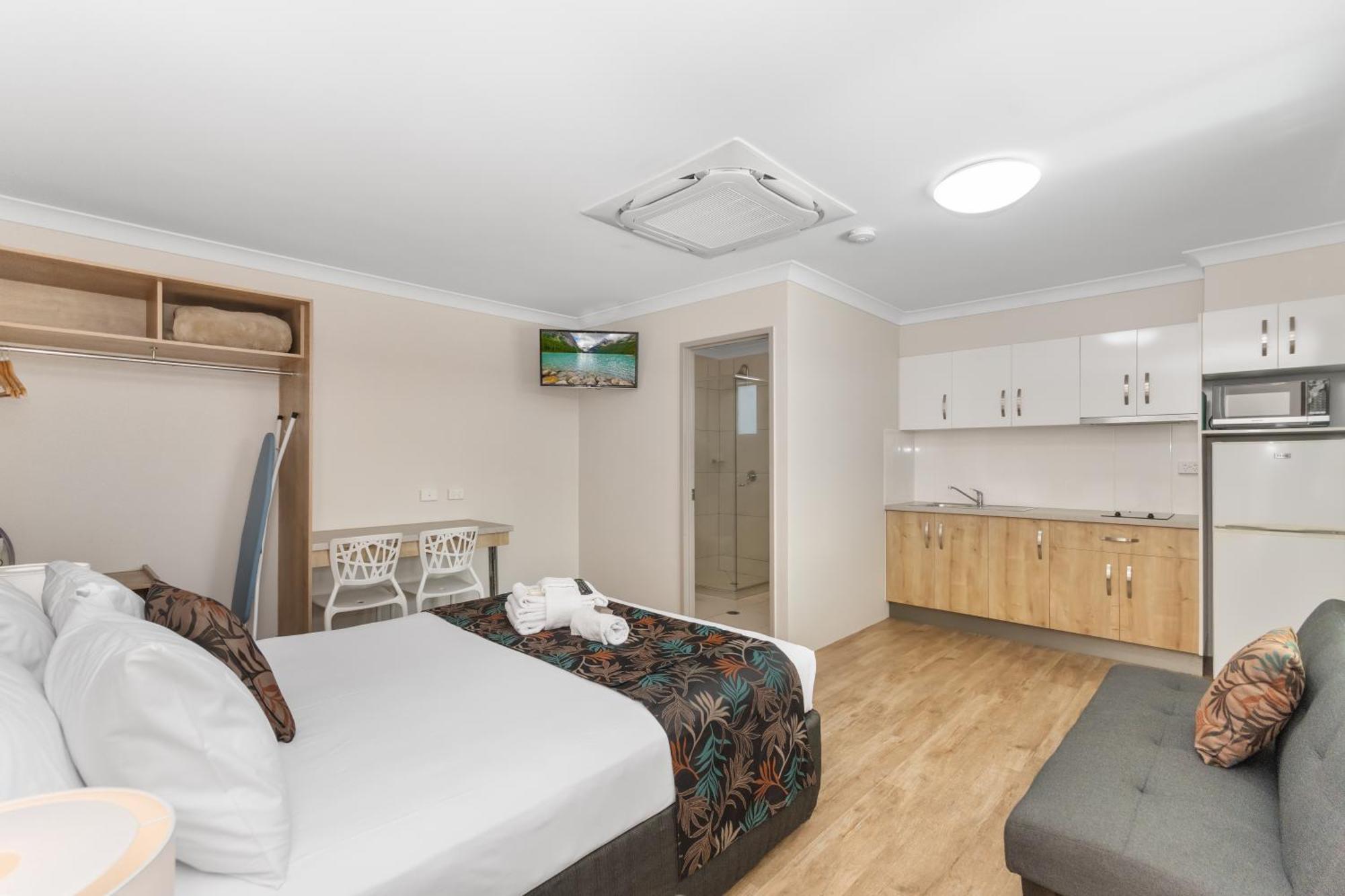 Castle Crest Motel Таунсвилл Экстерьер фото