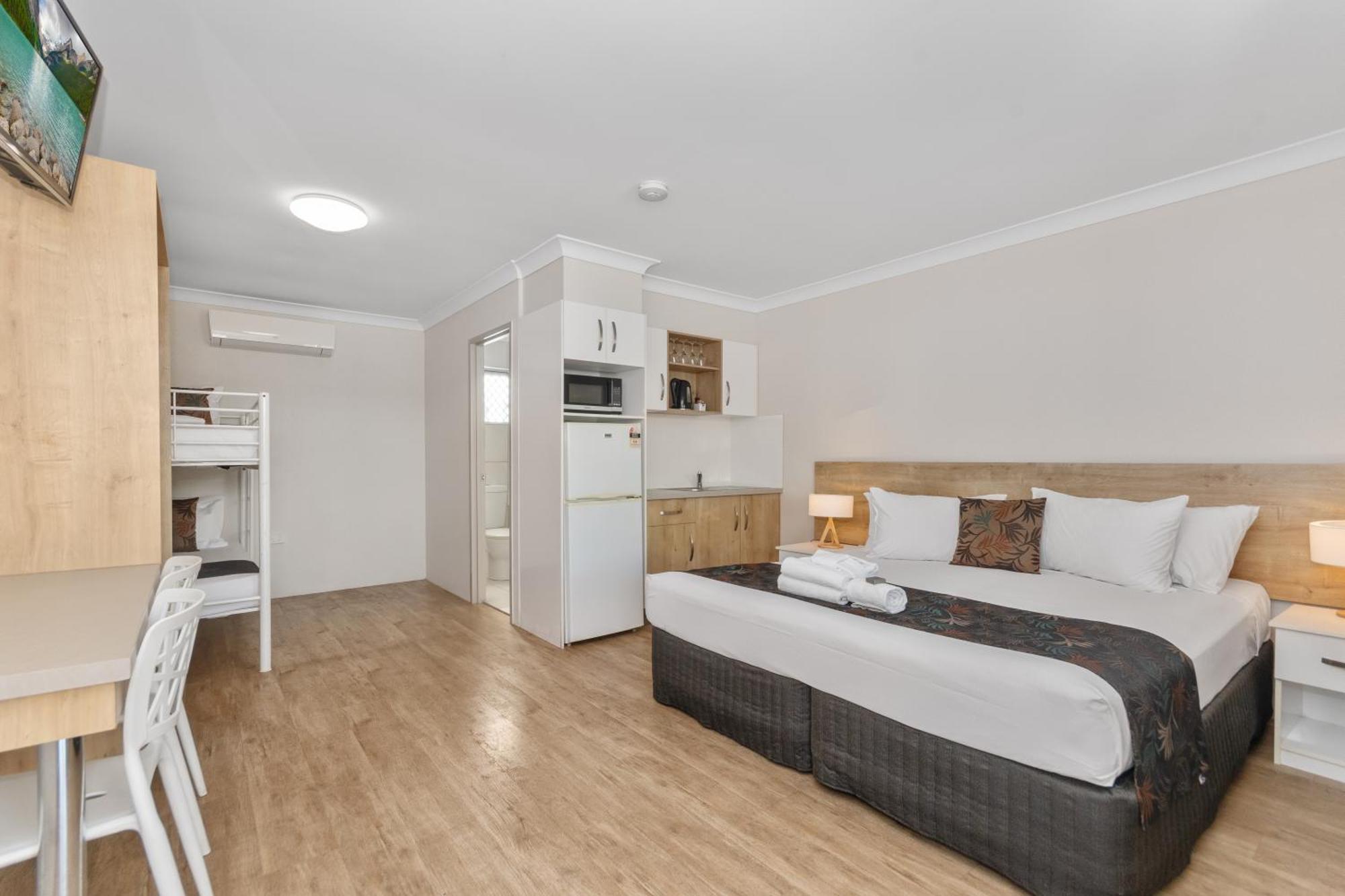 Castle Crest Motel Таунсвилл Экстерьер фото